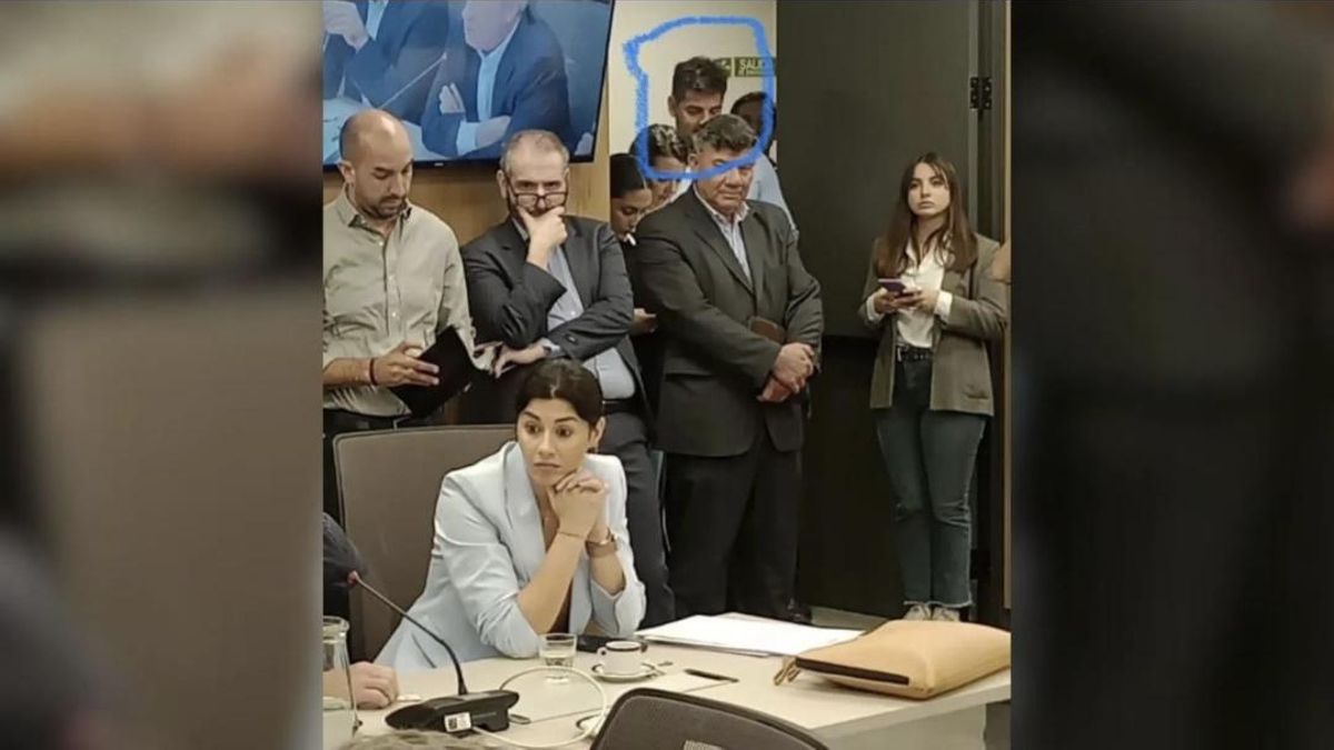 Franco Bindi presente en la sesión de la comisión de Juicio Político en Diputados, en abril de 2024. Su pareja, Marcela Pagano, no pudo asumir como presidenta por impedimento de Karina Milei.