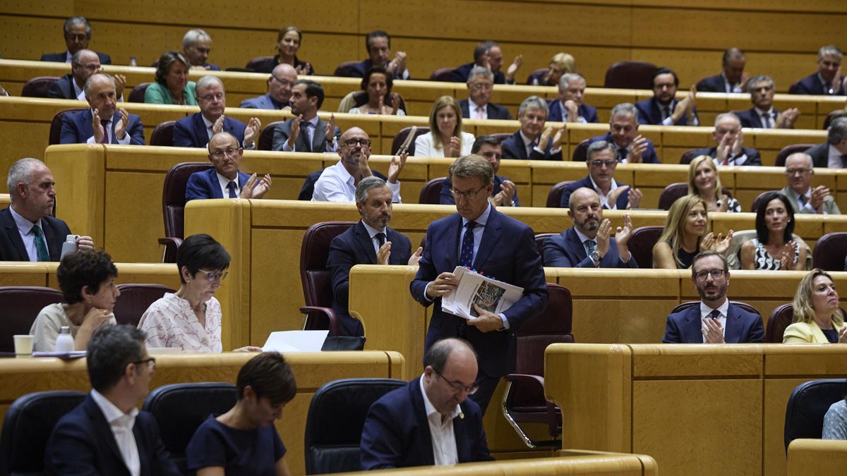 El presidente del Partido Popular, Alberto Núñez Feijóo, se dirige a intervenir durante un debate monográfico sobre la crisis energética y el contexto económico.