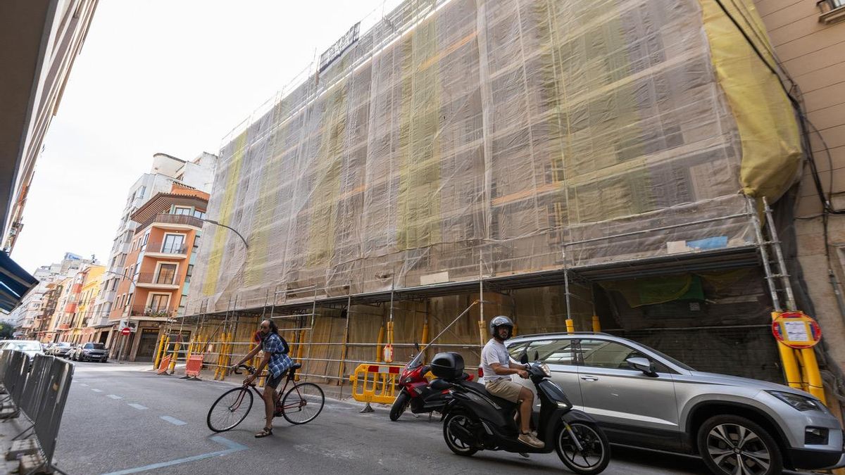 Els activistes d’Amics de la Casa del Poble consideren que projectes immobiliaris com el que es duu a terme al solar que reclamaven protegir "estan canviant la fesomia del barri". 