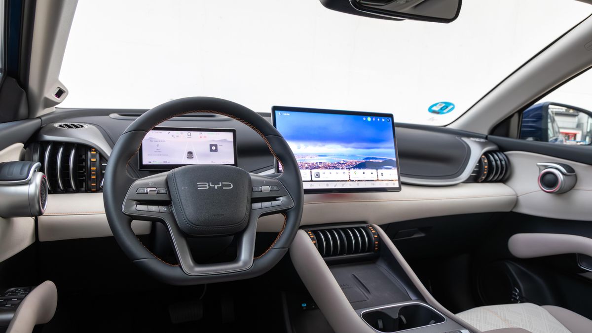 Las líneas minimalistas del interior del BYD Atto 3 EVO.