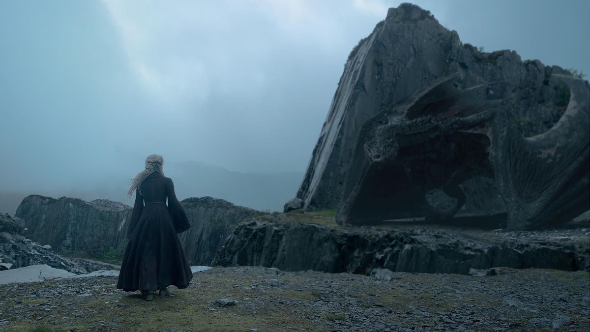 Robaovejas, ante Rhaena Targaryen, en una de las primera imágenes de la temporada 3 de 'La casa del dragón'