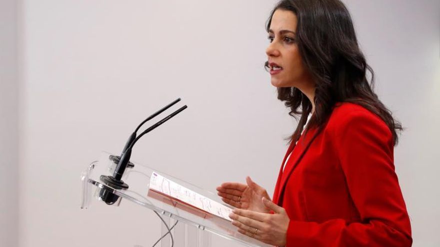 La presidenta y portavoz del Grupo Parlamentario Ciudadanos (GPCs), Inés Arrimadas, durante la rueda de prensa ofrecida este martes en el Congreso sobre iniciativas parlamentarias.