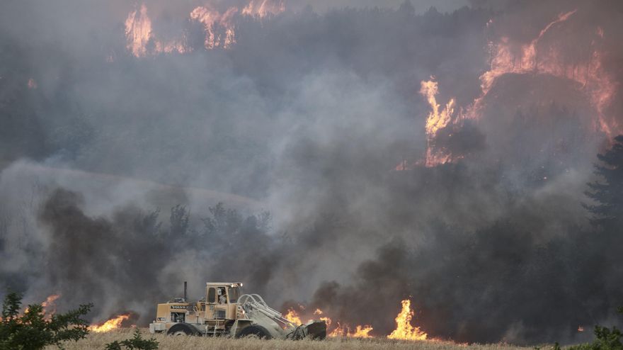 Extinción del incendio de Puente la Reina en 2022 en un campo de cereal.