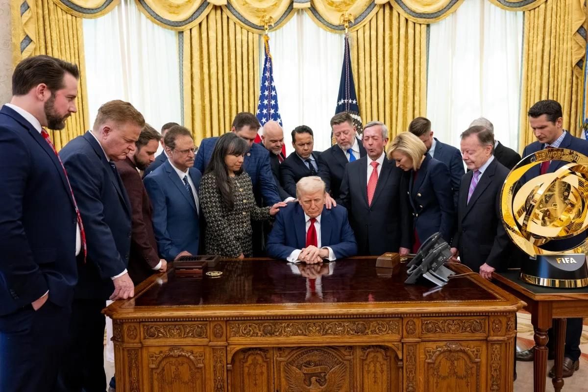 Oración en el Despacho Oval con líderes religiosos evangélicos, el 20 de marzo de 2025.