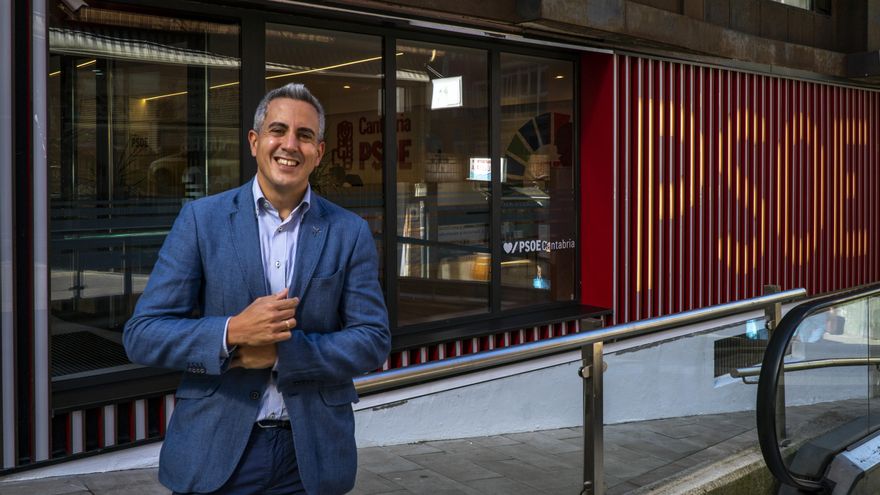 Pablo Zuloaga posa frente a la sede del PSOE de Cantabria.