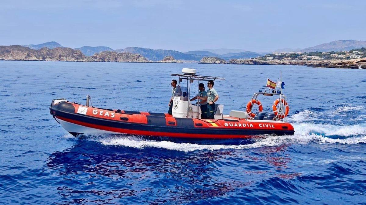 Los Bomberos rescatan el cadáver de un hombre en aguas de Menorca en plena alerta por la dana Adam