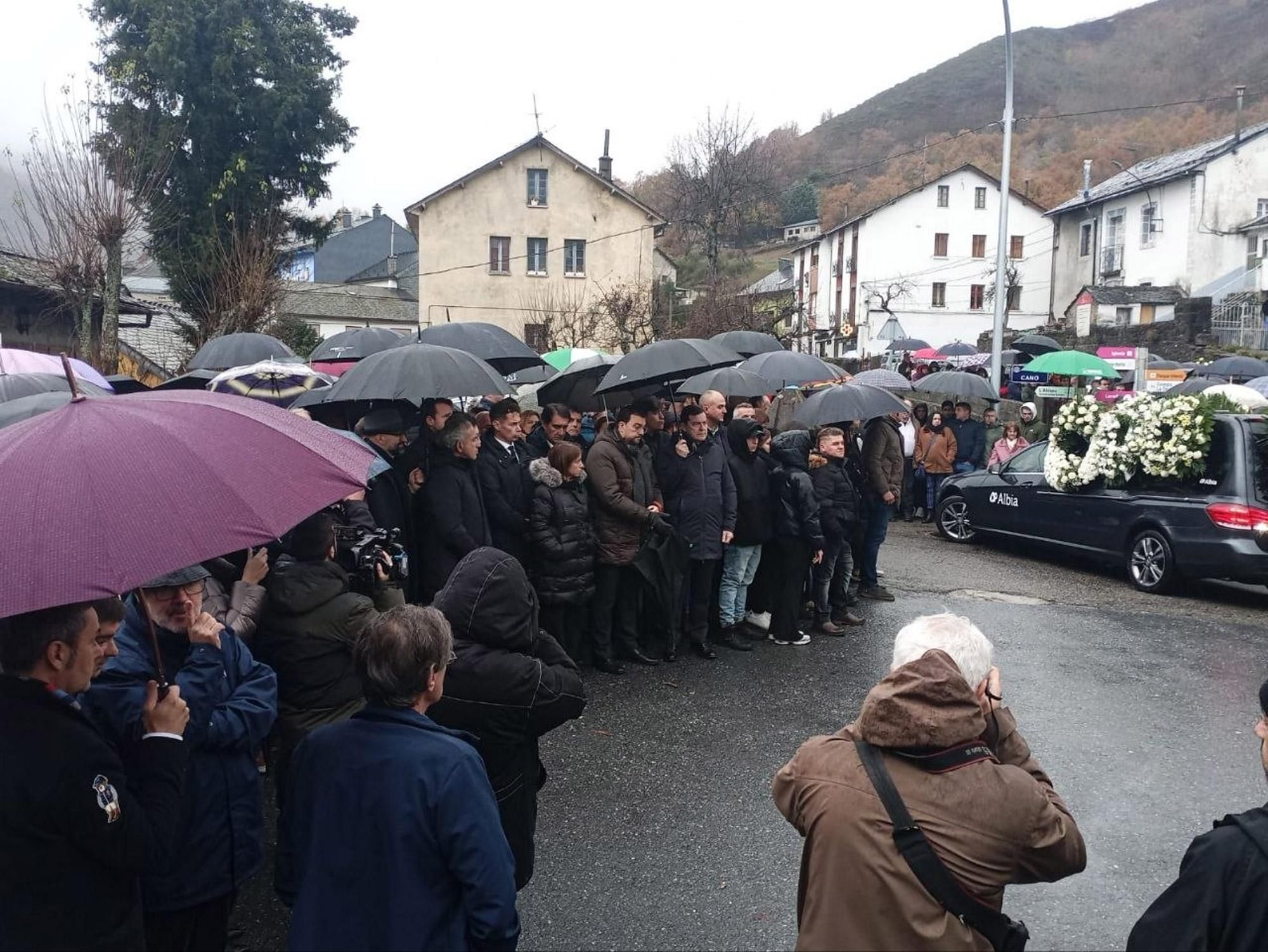 El presidente de Asturias, Adrián Barbón, y Alfonso Fernández Mañueco entre el público.