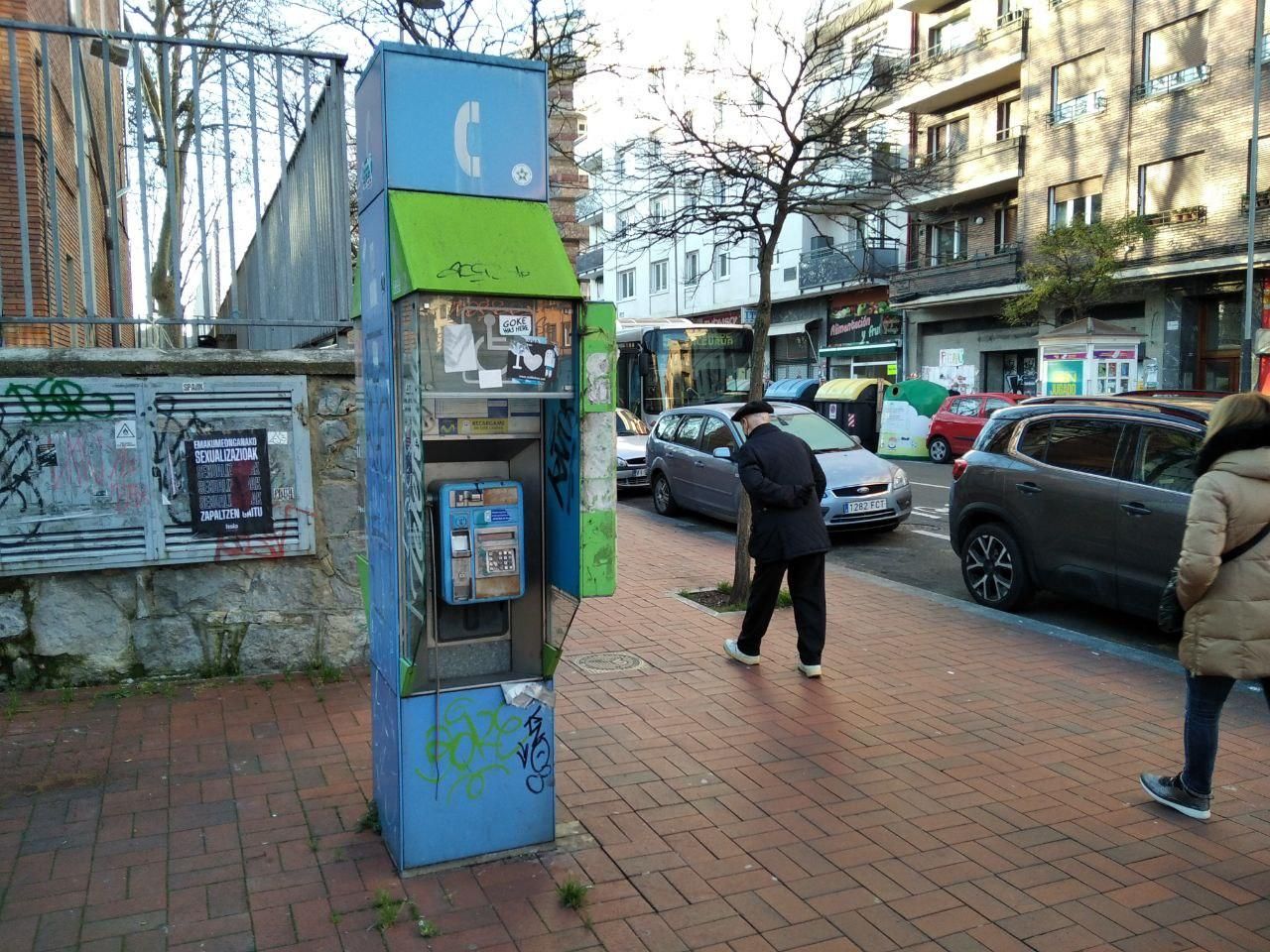 Cabina de teléfono en la Avenida de Judizmendi, junto a la iglesia de San Juan de Vitoria
