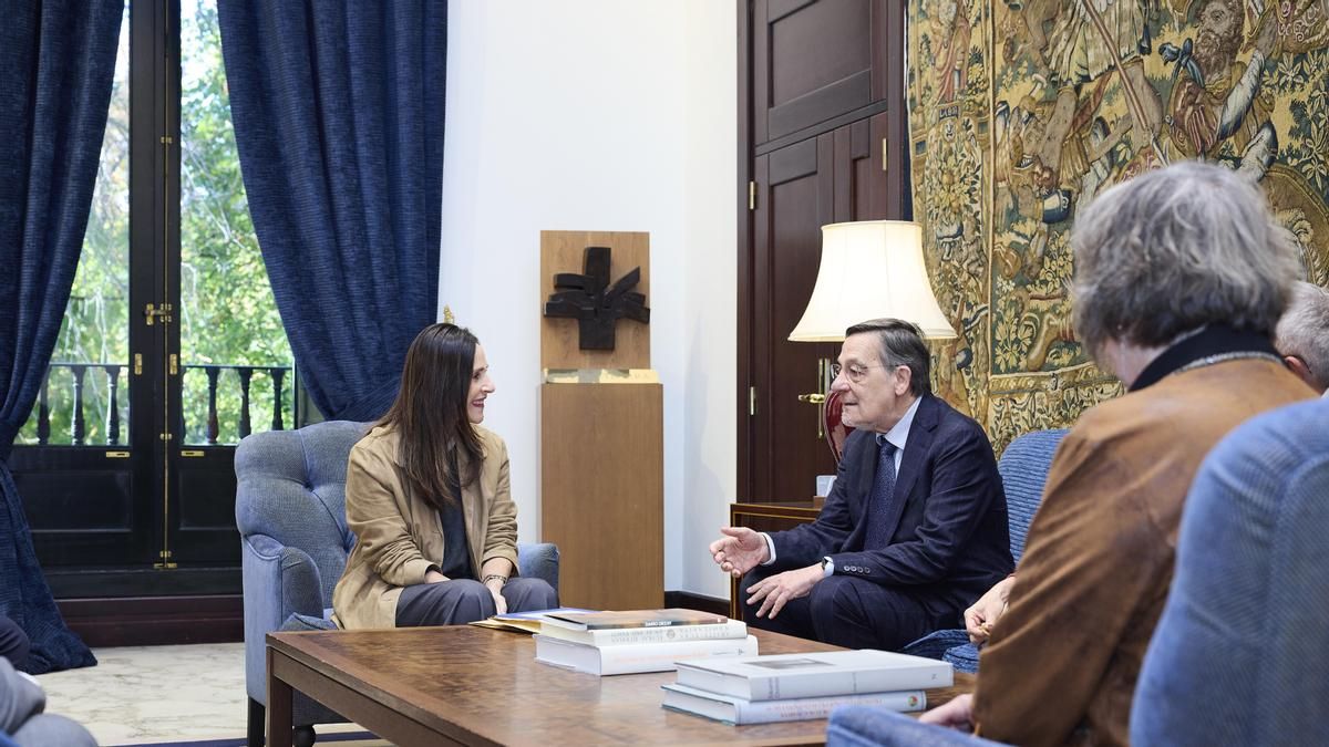 Juan Luis Ibarra y el resto de miembros de la comisión de control de la Policía vasca, con la presidenta del Parlamento Vasco, Bakartxo Tejeria