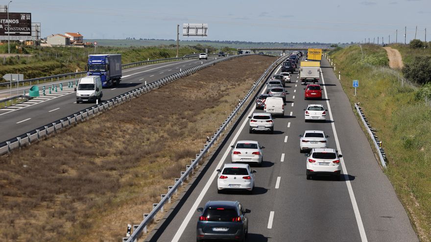 La nieve complica la salida de Semana Santa: 11 vías afectadas, tres de la red principal