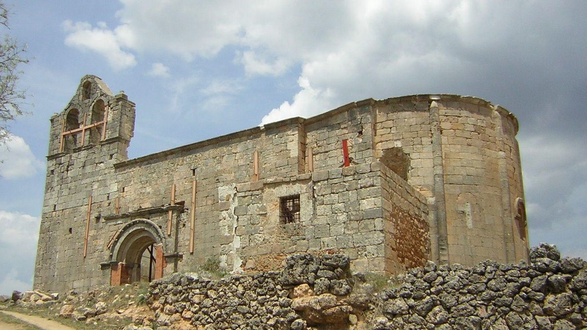 Protegida, pero casi en ruinas: el reto de recuperar una "joya" románica en un pueblo deshabitado sin apenas accesos