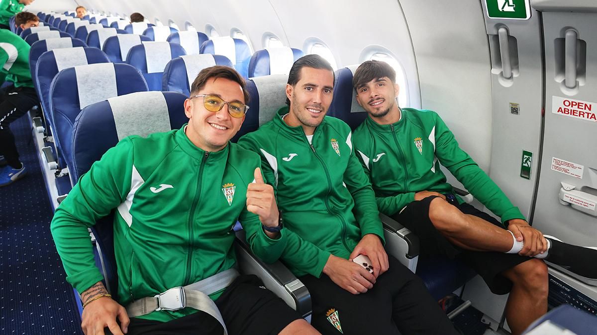 Jugadores del Córdoba CF en el avión.