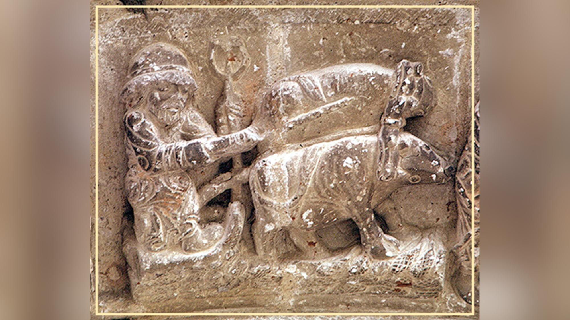 Arando la tierra en la Edad media. Figura de El Mensario de la iglesia románica de Beleña de Sorbe, en Guadalajara