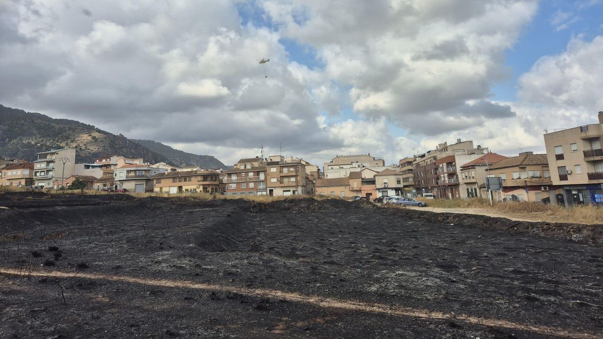 Una finca abandonada y quemada junto a viviendas en la pedanía murciana de Los Garres