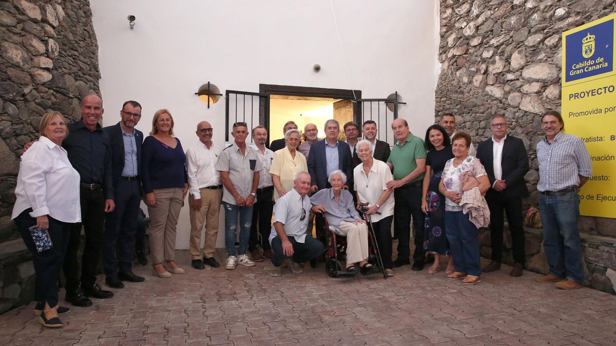 Asistentes a la reapertura de la ermita de Santa Águeda tras su rehabilitación.