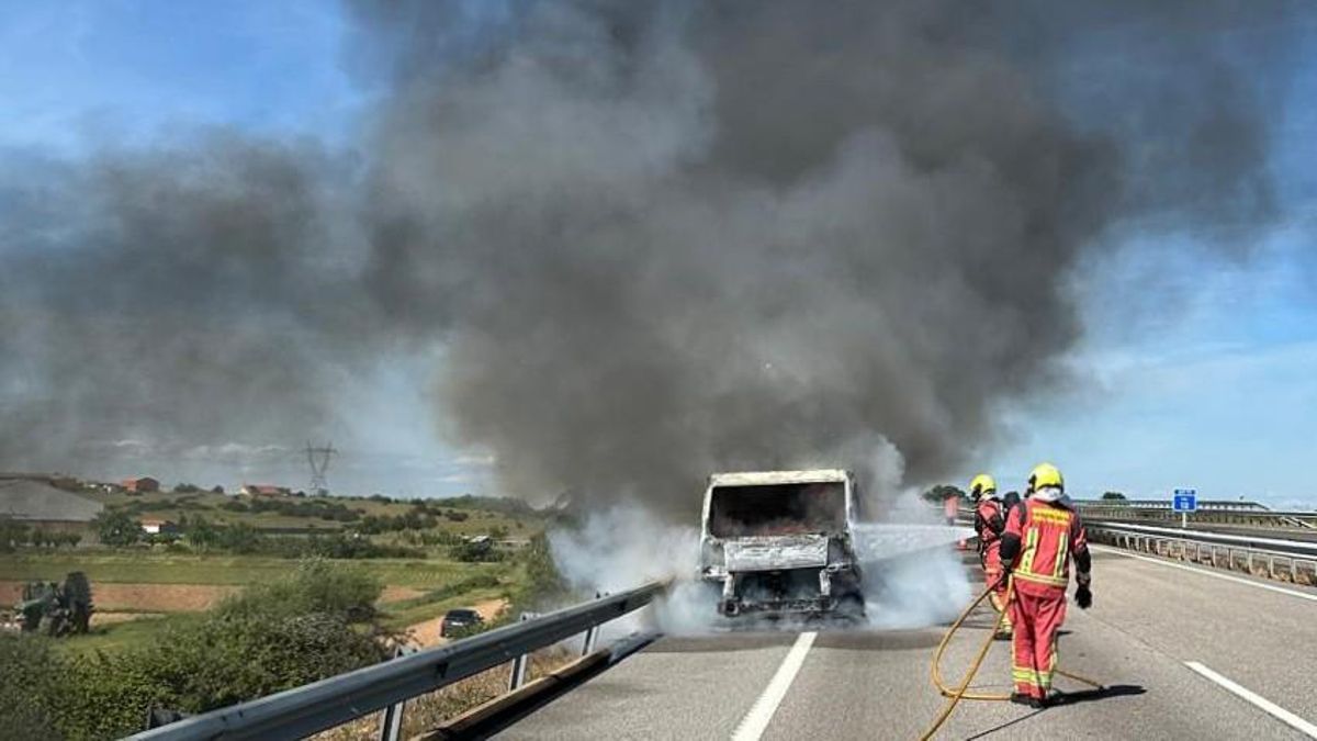 La furgoneta siniestrada y la actuación de los bomberos de León en la autopista AP-71.