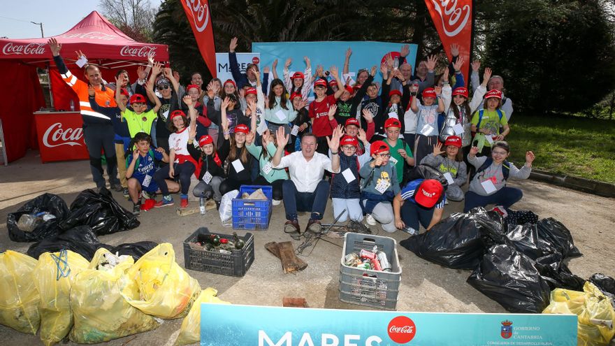 Unos 50 alumnos y profesores del CEIP Cantabria de Puente San Miguel participan en una jornada de limpieza del río Saja