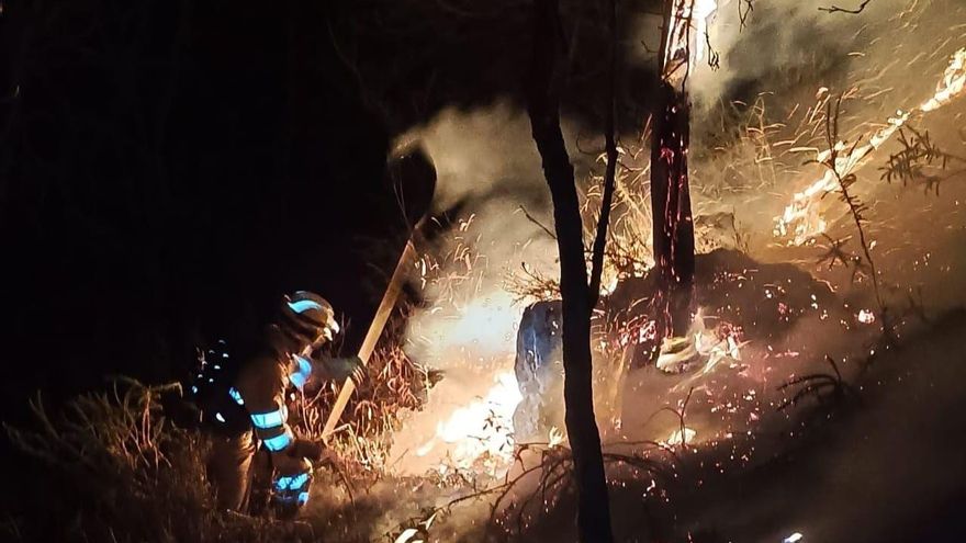 Cantabria tiene 31 incendios forestales activos y uno afecta a Picos de Europa