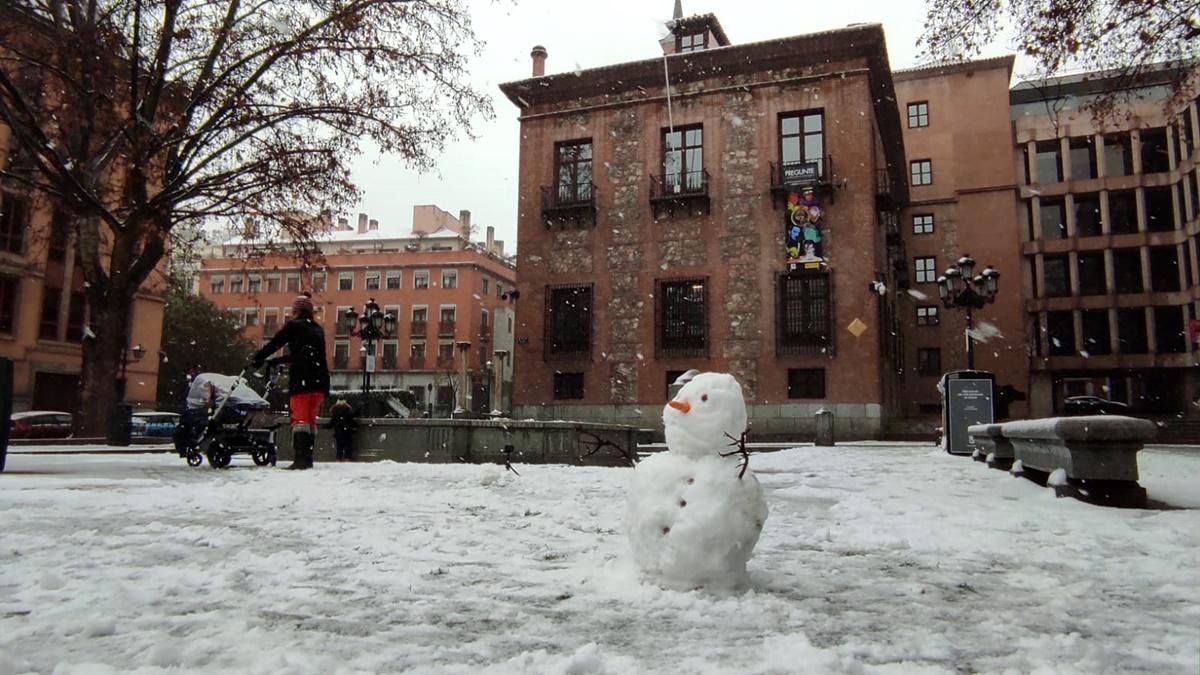 Mu�eco de nieve en plaza del Rey.jpg