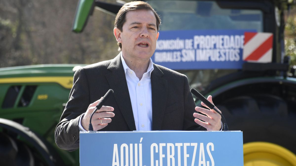 El candidato del Partido Popular de Castilla y León a la presidencia de la Junta de Castilla y León, Alfonso Fernández Mañueco, durante el acto de presentación autonómica de la caravana electoral esta mañana en Segovia.
