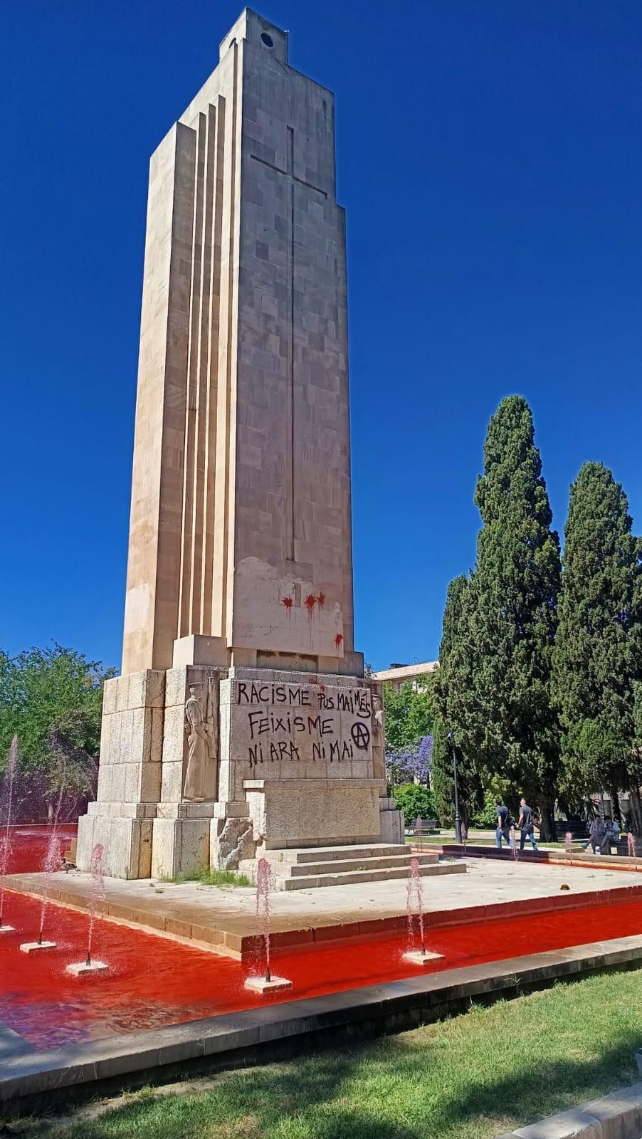 La concentració ultra ha congregat una vintena de persones.