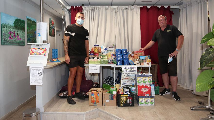 Laurentiu (izquierda) y Rüdiger (derecha) al lado de la mesa de alimentos