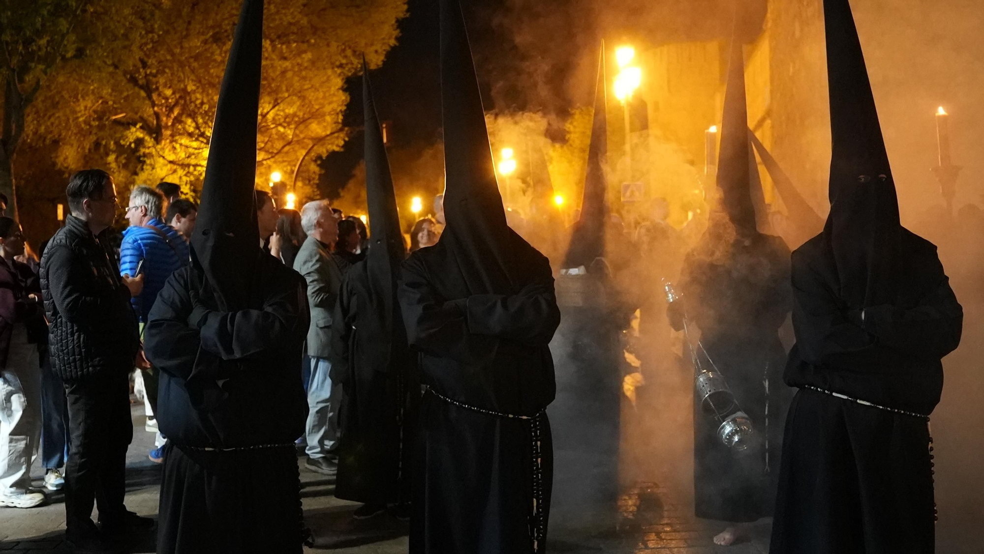 La salida procesional del Via Crucis, en imágenes