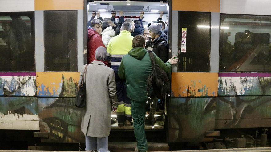 La huelga deja Rodalies sin servicios mínimos tras tres semanas de caos: "Los trenes van fatal casi siempre”