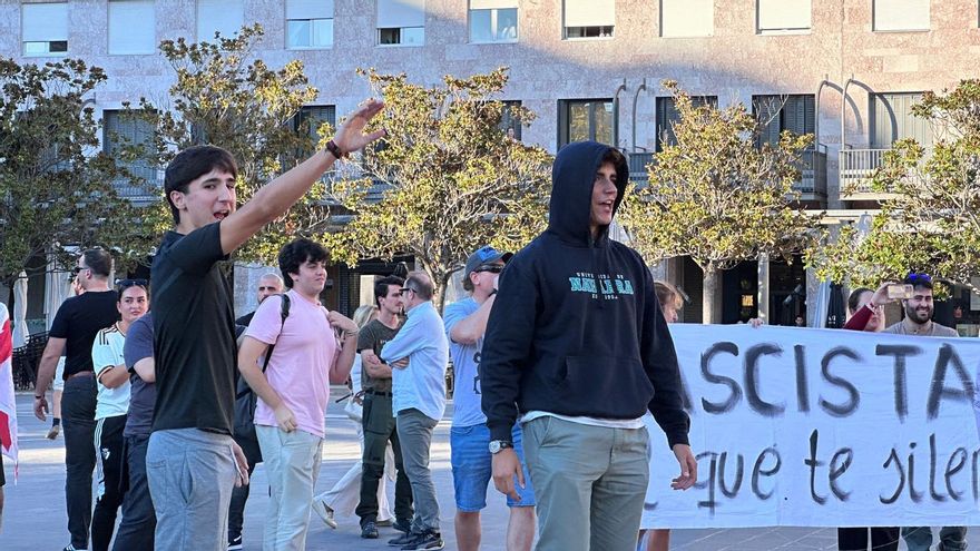 Simpatizantes de Vito Quiles en Pamplona celebrando que se llevan a un antifascista de la plaza