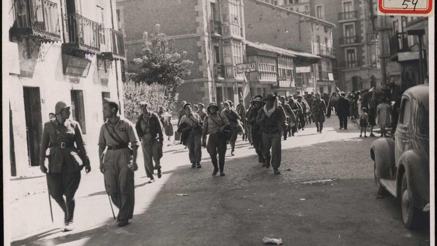 "Soldados nacionales paseando alegremente por las calles".