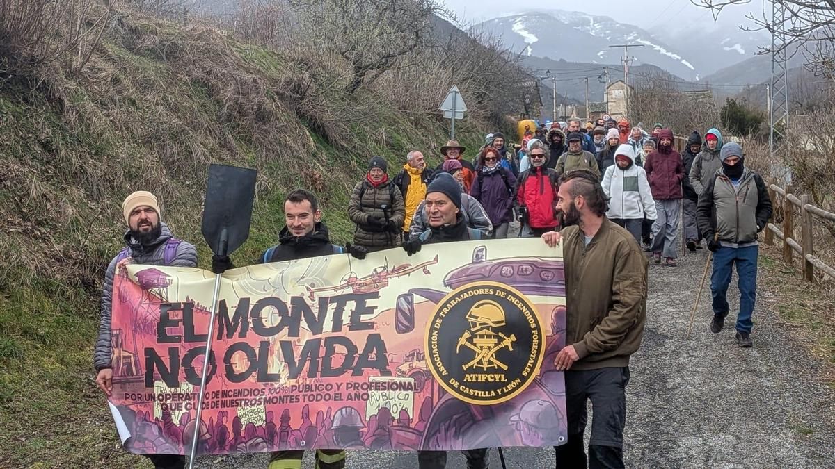 Última jornada de las marchas de los bomberos forestales bajo el lema 'El monte no olvide', este sábado el entorno del Teleno. 