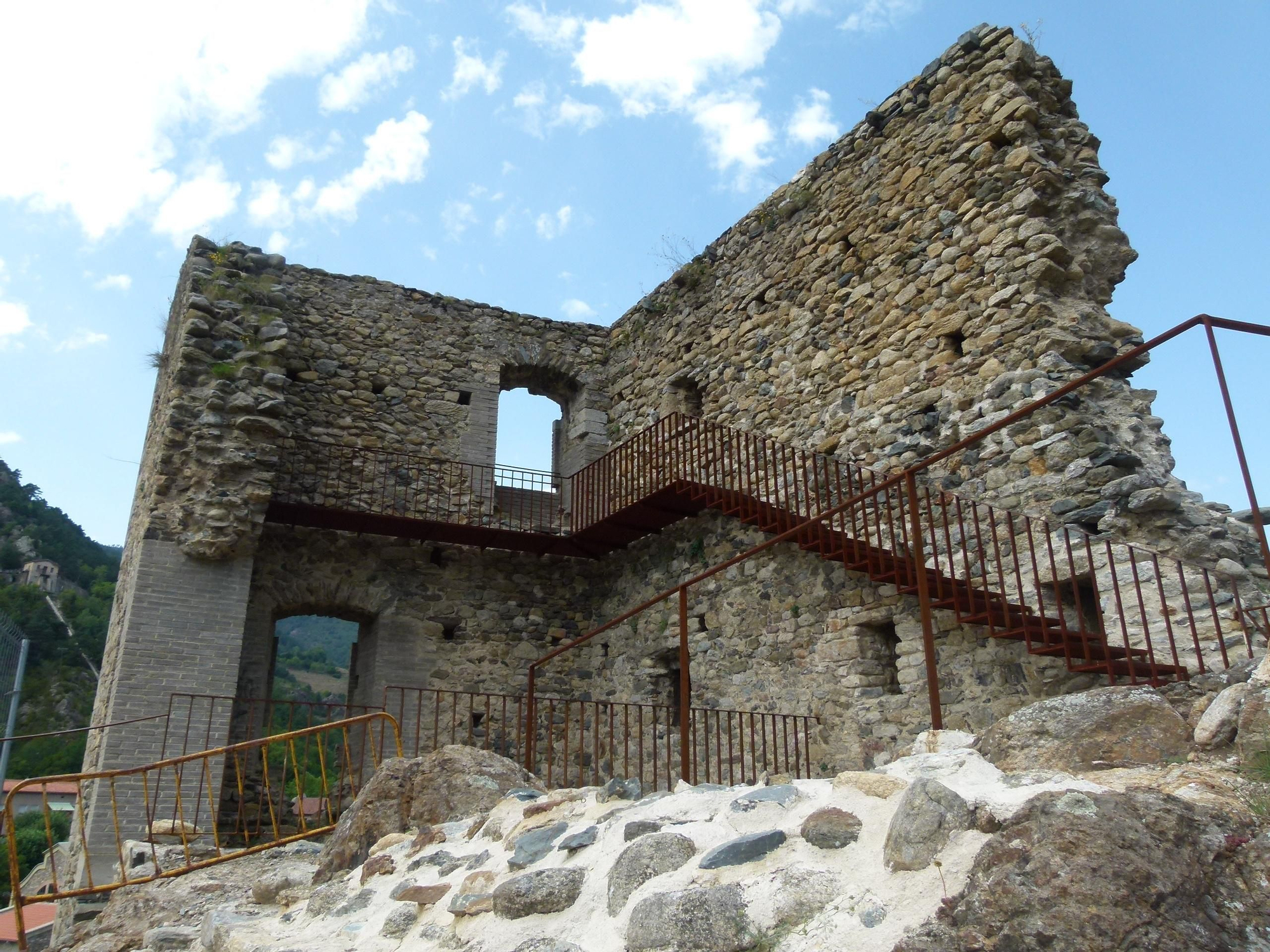 Restos del castillo de Sant Pere.
