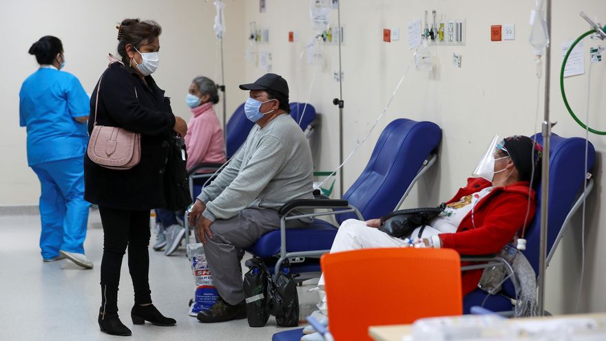 Vista de la unidad de emergencia con pacientes covid-19 del hospital Iess del Sur en Quito (Ecuador), en una fotografía de archivo. EFE/José Jácome