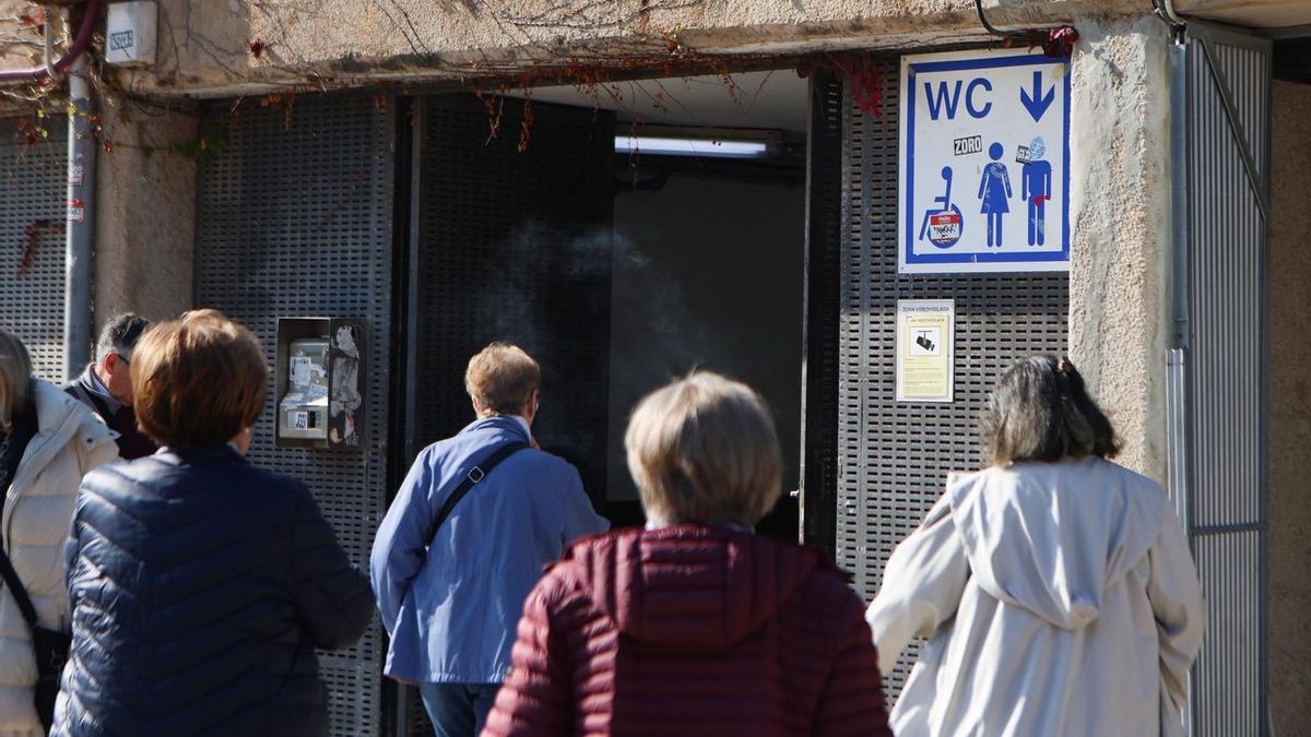 Un grupo de viajeros del Imserso entra en los baños públicos que mantiene la empresa que gestiona el bar municipal.