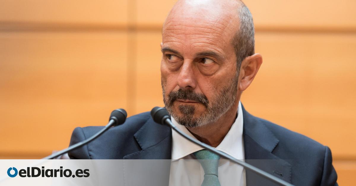 Las dimisiones por los currículums falsos desatan una riada de borrados y correcciones