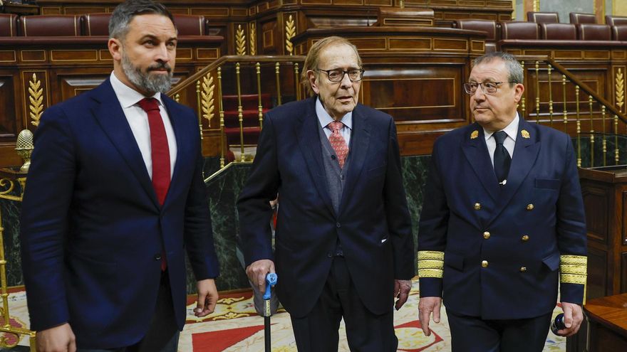El profesor Ramón Tamames (c), acompañado del líder de Vox, Santiago Abascal (i), a su llegada a la segunda y última jornada del debate de la moción de censura que impulsa Vox.