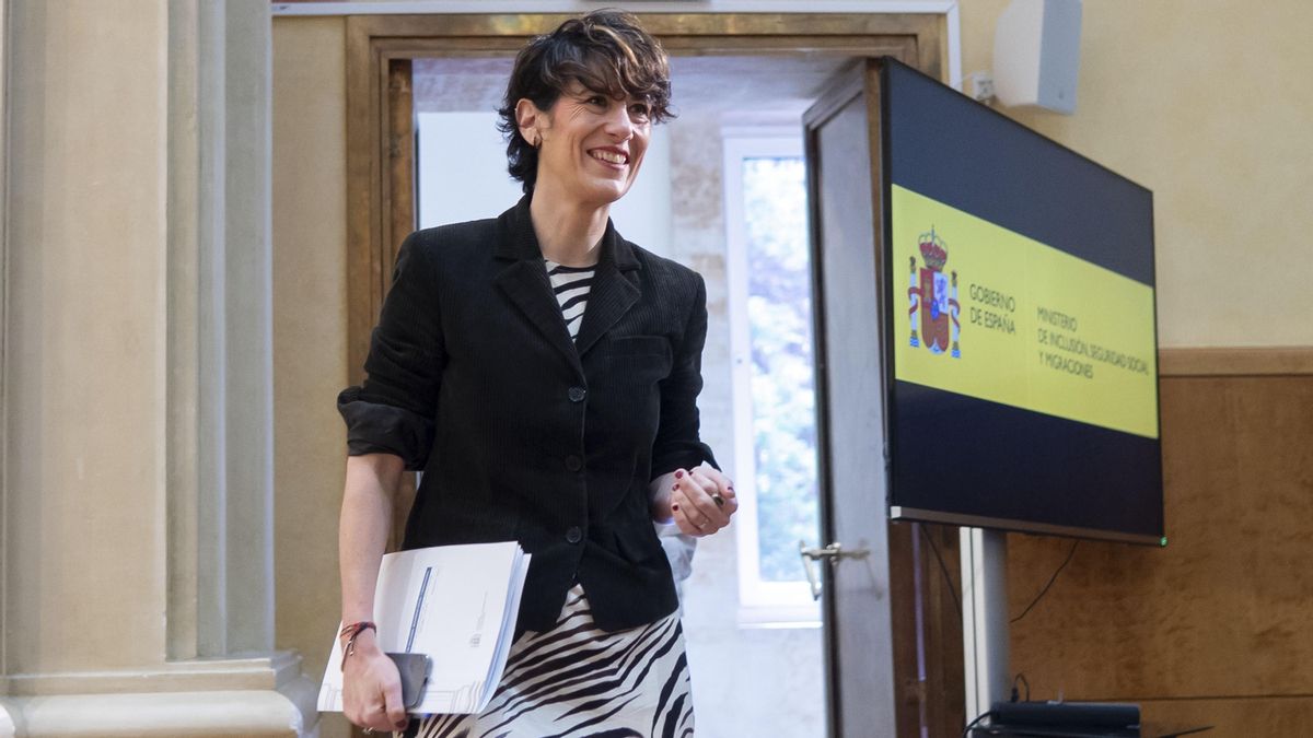 La ministra de Inclusión, Seguridad Social y Migraciones, Elma Saiz (d), en una imagen de archivo.