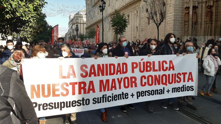 Decenas de organizaciones se concentran en Sevilla en defensa de la salud pública