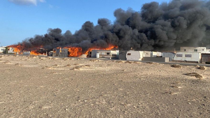 Incendio en un aparcamiento de autocaravanas en Pájara, Fuerteventura