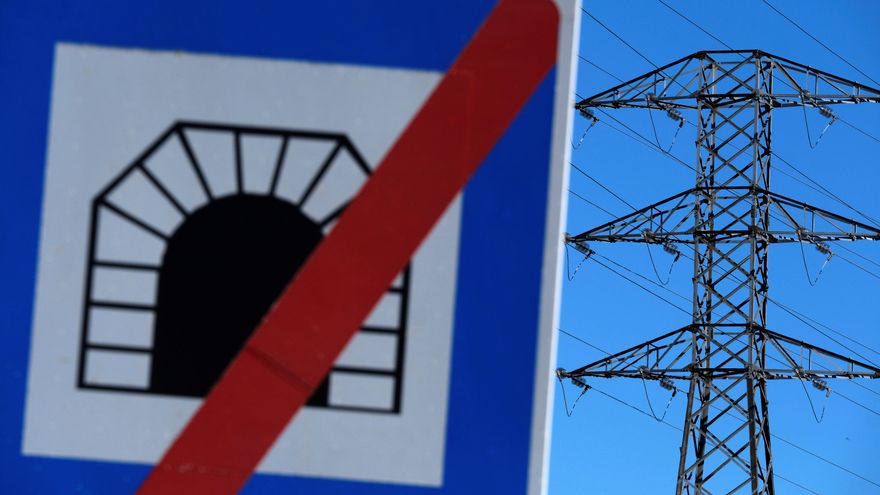 El precio de la luz cae un 14 % y se sitúa por debajo de 200 euros/MWh