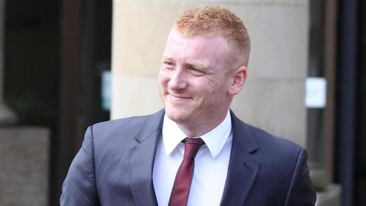 Ross Monahan sale del Tribunal Superior de Glasgow, donde fue absuelto del asesinato a tiros del capo de la mafia Kevin Gerbil Carroll en el aparcamiento de un supermercado, después de que el caso en su contra se desestimara por falta de pruebas.