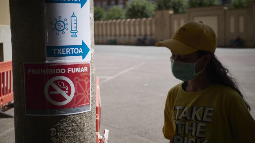 África Aguado Cuadrado, niña de 12 años de Pamplona, acude al antiguo colegio de Maristas en Pamplona donde el Servicio Navarro de Salud ha instalado uno de los puntos de vacunación, para su primera dosis de la vacuna contra la COVID-19.
