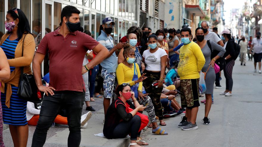 Grupos de personas con tapabocas hacen fila para comprar en un mercado, en La Habana (Cuba), en una fotografía de archivo. EFE/Ernesto Mastrascusa