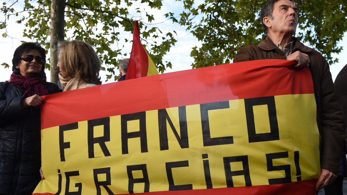 Franquistas frente al cementerio de Mingorrubio. Imagen de archivo.