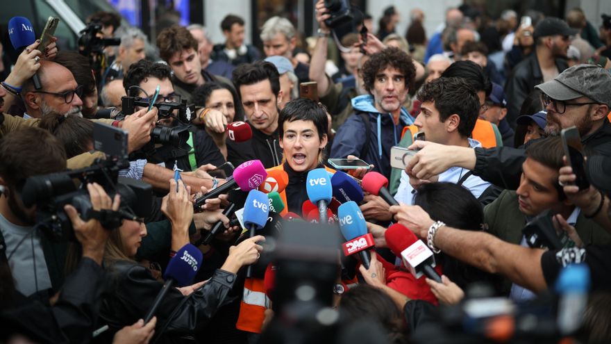 La portavoz del Sindicato de Inquilinas e Inquilinos de Madrid, Alicia del Rio, atiende a los medios durante una protesta por la vivienda, frente al Congreso de los Diputados, a 2 de octubre de 2026, en Madrid (España).