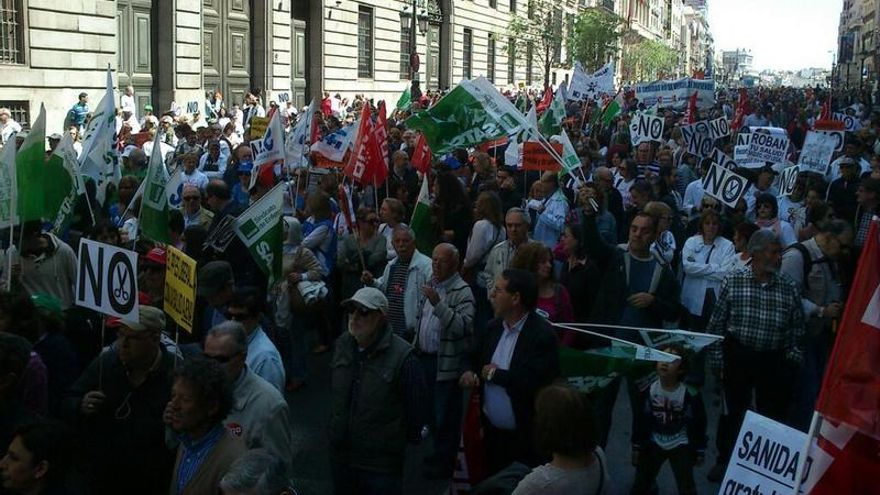 La 'marea blanca' en la Calle Alcalá / foto: @fotospanishrev