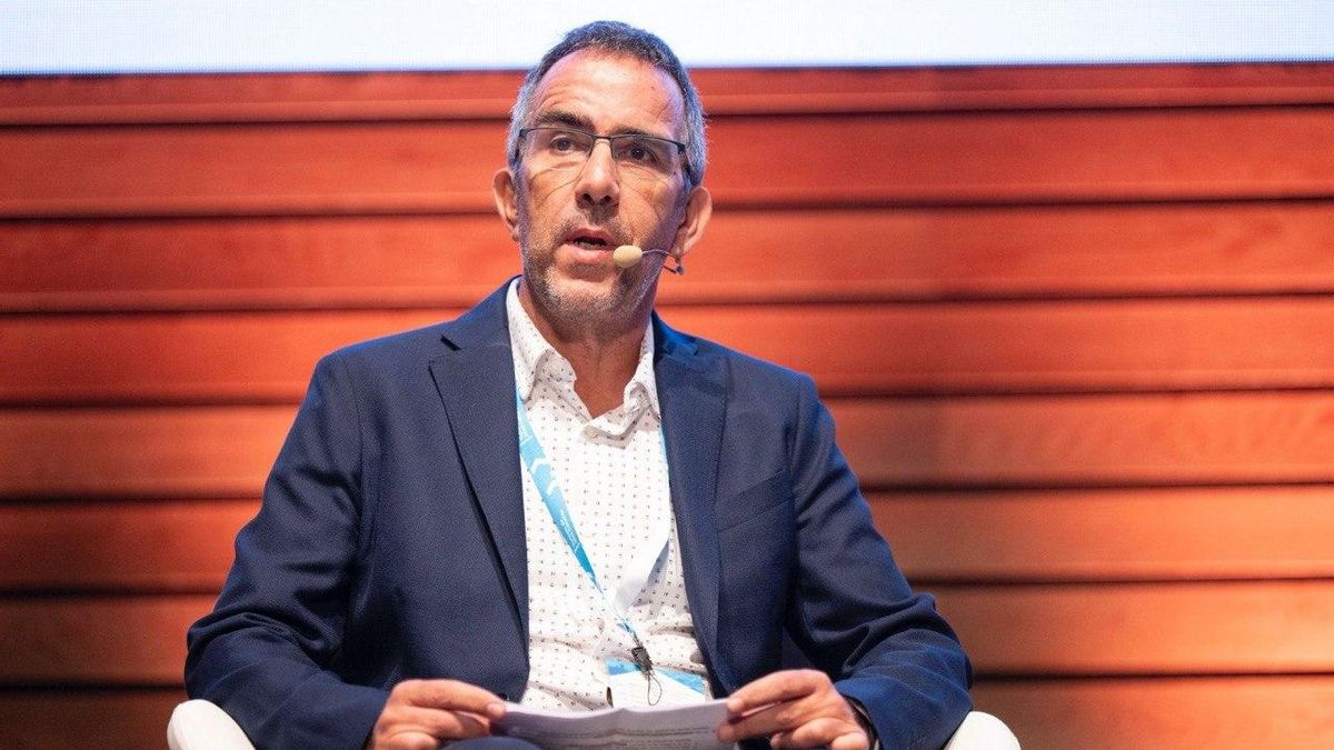 Raúl Hernández, doctor en Economía, en su intervención reciente en la Comisión del Parlamento de Canarias sobre el Reto Demográfico.