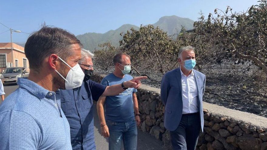 Ángel Víctor Torres visita zonas afectadas por el fuego en El Paso