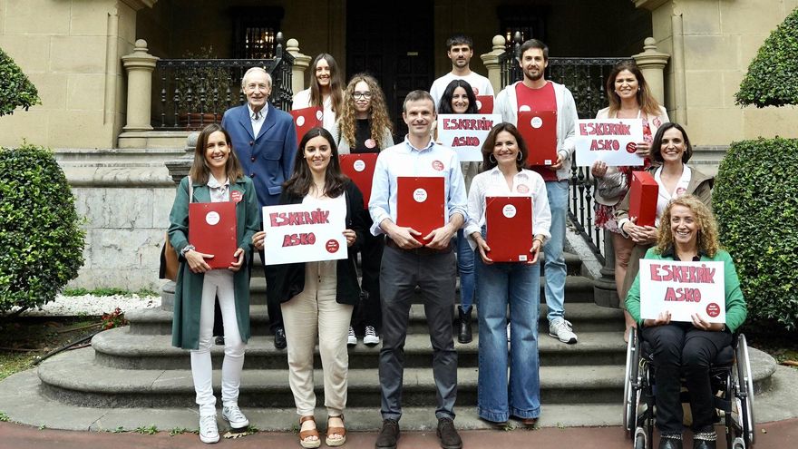 Jon Uriarte con su equipo ante Ibaigane.