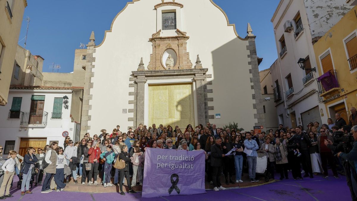 Decenas de personas piden en Sagunto la inclusión de las mujeres en la Semana Santa